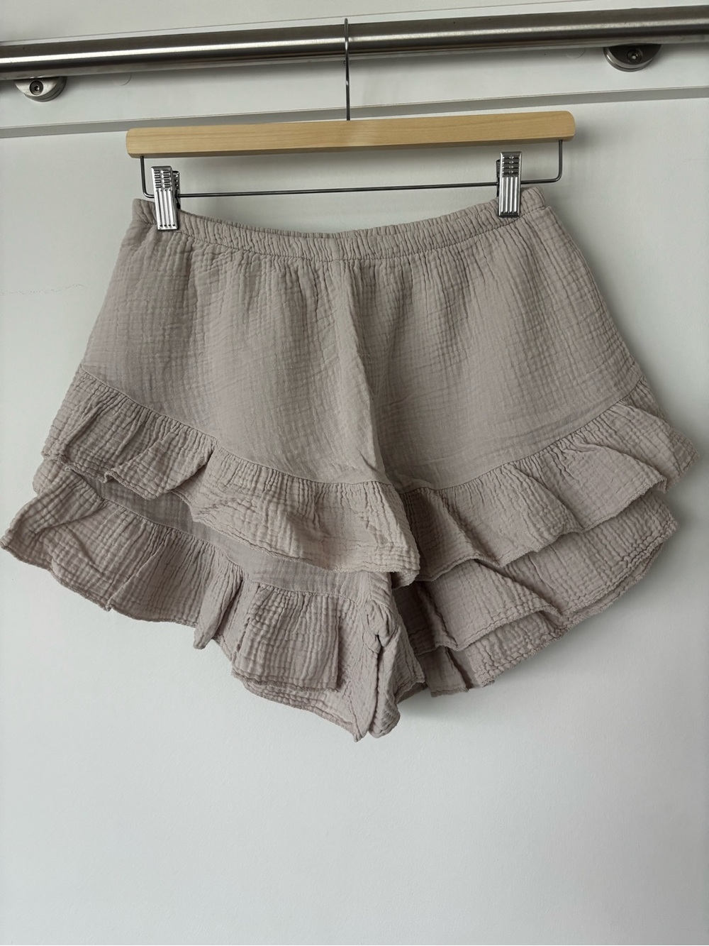 Women’s Ruffle Tiered Shorts - Light Taupe